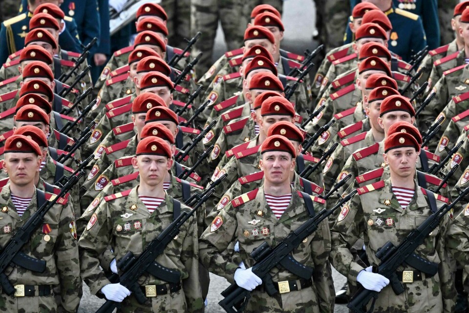 Militærparaden på Den røde plass er «Seiersdagens» høydepunkt i Moskva. Bildet er fra generalprøven på onsdag denne uka.(Kirill Kudrjavtsev, AFP/NTB) Russiske soldater under generalprøven før militærparaden på Den Røde plass 9. mai. (onsdag 7. mai 2025)