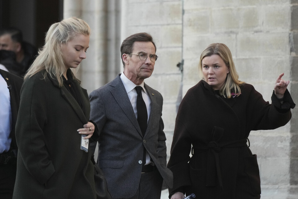 Sveriges statsminister Ulf Kristersson forlater en kirke i Örebro etter en minnegudstjeneste for de drepte i tirsdagens masseskyting. Sveriges statsminister Ulf Kristersson forlater en kirke i Örebro etter en minnegudstjeneste for de drepte i tirsdagens masseskyting. Foto: Sergei Grits / AP / NTB