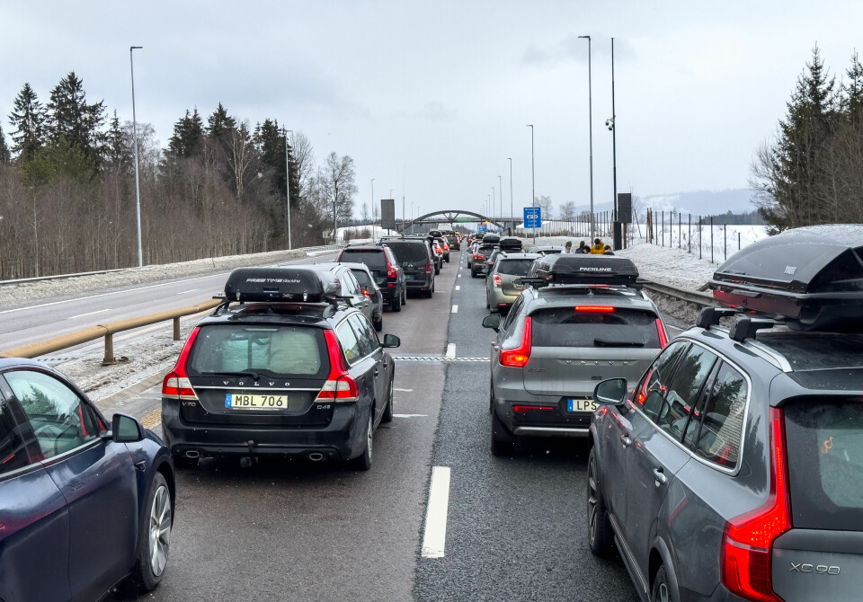 Det var lange køer på E6 nordgående ved Julsrudbrua ved Eidsvoll etter at steinskredet gikk ved Morskogen lørdag. Søndag blir det trolig like lange køer – minst – på omkjøringsveiene. Det er lange køer på E6 nordgående ved Julsrudbrua ved Eidsvoll etter at det gikk et steinras på E6 på Morskogen lørdag formiddag. Foto: Halvard Alvik / NTB