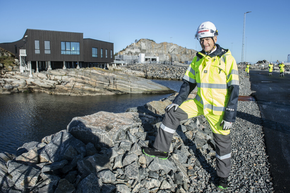 Statsminister Jonas Gahr Støre poserer foran besøkssenteret til CO2 transport- og lagringsanlegget Northern Lights i Øygarden. Statsminister Jonas Gahr Støre poserer foran besøkssenteret til CO2 transport- og lagringsanlegget Northern Lights i Øygarden.