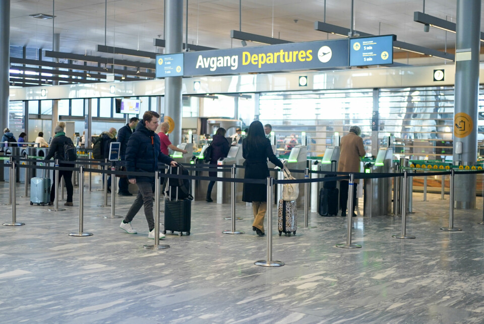 Velger man å fly fra Oslo lufthavn Gardermoen med bunaden på, er det mulig å velge en egen bunadssluse inn til sikkerhetskontrollen. Sikkerhetskontrollen på Gardermoen, der vektere tar imot passasjerene.
