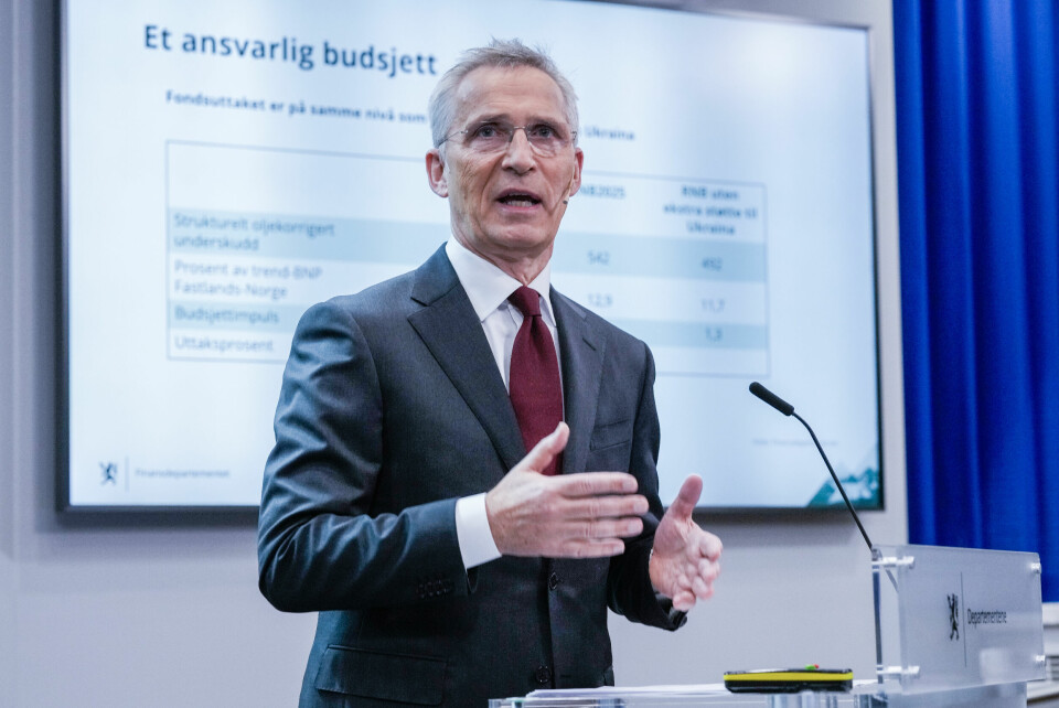 Jens Stoltenberg la fram sitt første reviderte nasjonalbudsjett som finansminister på 28 år. Jens Stoltenberg la fram sitt første reviderte nasjonalbudsjett som finansminister på 28 år.