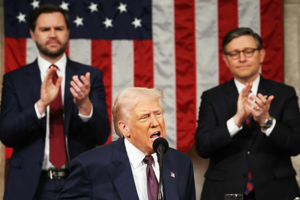 At Donald Trump bare omgir seg med nikkedukker, gjør ikke situasjonen tryggere, skriver Kristoffer Gaarder Dannevig. På bildet taler Trump til Kongressen, mens visepresident JD Vance (t.v.) og «speaker» Mike Johnson applauderer i bakgrunnen.(Win Mcnamee, AFP/NTB) Donald Trump taler til Kongressen (4. mars 2025)