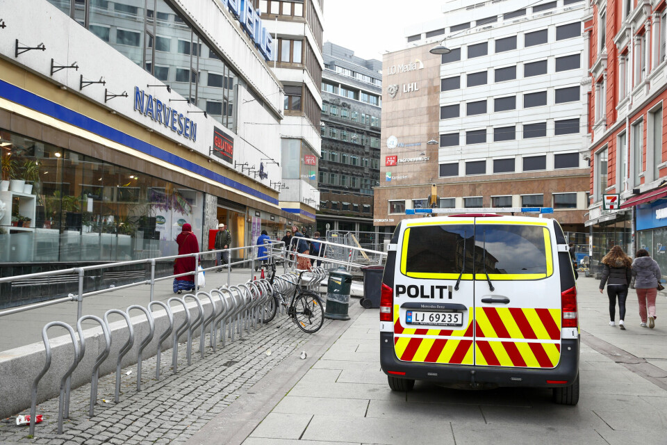 Ruspolitikk handler mest om alle oss andre. Ikke minst de over 20.000 ungdommene i Groruddalen som vi må klare å holde unna dop. Mislykkes vi, blir det folksomt i Brugata om noen år, skriver Dag Endal. Bildet viser en politibil i det rusbelastede området i Oslo sentrum. Brugata, Oslo Sentrum, narkotikahandel, rus