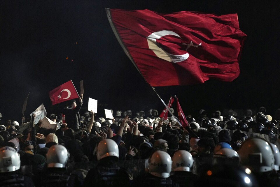 Pågripelsen av Istanbul-ordfører Ekrem Imamoglu har ført til enorme protester. Fredag opplyser Imamoglus parti CHP at også advokaten hans er pågrepet. Foto: Khalil Hamra / AP / NTB Pågripelsen av Istanbul-ordfører Ekrem Imamoglu har ført til enorme protester. Fredag opplyser Imamoglus parti CHP at også advokaten hans er pågrepet. Foto: Khalil Hamra / AP / NTB