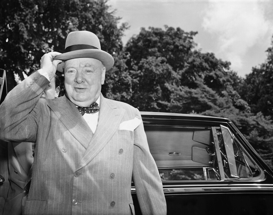 Britenes tidligere statsminister Winston Churchill, her avbildet i 1954.(Charles Gorry/AP) FILE - In this June 29, 1954 file photo, British Prime Minister Winston Churchill holds his hat as he arrives at the White House in Washington. Newly public document reveal that former British Prime Minister John Major was interested in renaming Heathrow Airport after wartime leader Winston Churchill but never moved forward on the idea. Documents released Tuesday, Dec. 31, 2019 show that Major considered the idea in 1996 after receiving a letter urging him to drop the “stupid” name of Heathrow from the UK's busiest airport. (AP Photo/Charles Gorry, file)
