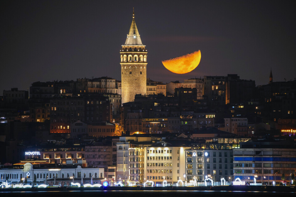 Forgiftet alkohol fortsetter å ta liv i Tyrkia. Minst 30 personer har mistet livet i Istanbul de siste tre dagene som følge av alkoholforgiftning. Illustrasjonsfoto. Forgiftet alkohol fortsetter å ta liv i Tyrkia. Minst 30 personer har mistet livet i Istanbul de siste tre dagene som følge av alkoholforgiftning. Illustrasjonsfoto: Emrah Gurel / AP / NTB