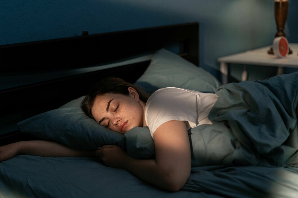 – Selv en seksminutters lur kan forbedre læringsevnen din, sier Valentin Dragoi, vitenskapelig direktør for Center for Neural Systems Restoration. (Illustrasjonsfoto)(Andrii Lysenko/Getty Images) Young female sleeping peacefully in her bedroom at night. Relaxing at nighttime. Copy space
