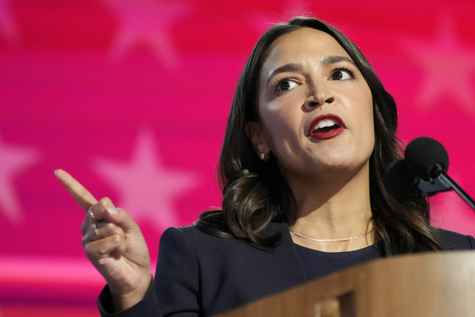 Demokratenes Alexandria Ocasio-Cortez er bekymret for hva et lovforslag kan gjøre med millioner av gifte kvinners stemmerett i USA. Rep. Alexandria Ocasio-Cortez, D-N.Y., speaks during the first day of Democratic National Convention, Monday, Aug. 19, 2024, in Chicago. (AP Photo/Jacquelyn Martin)