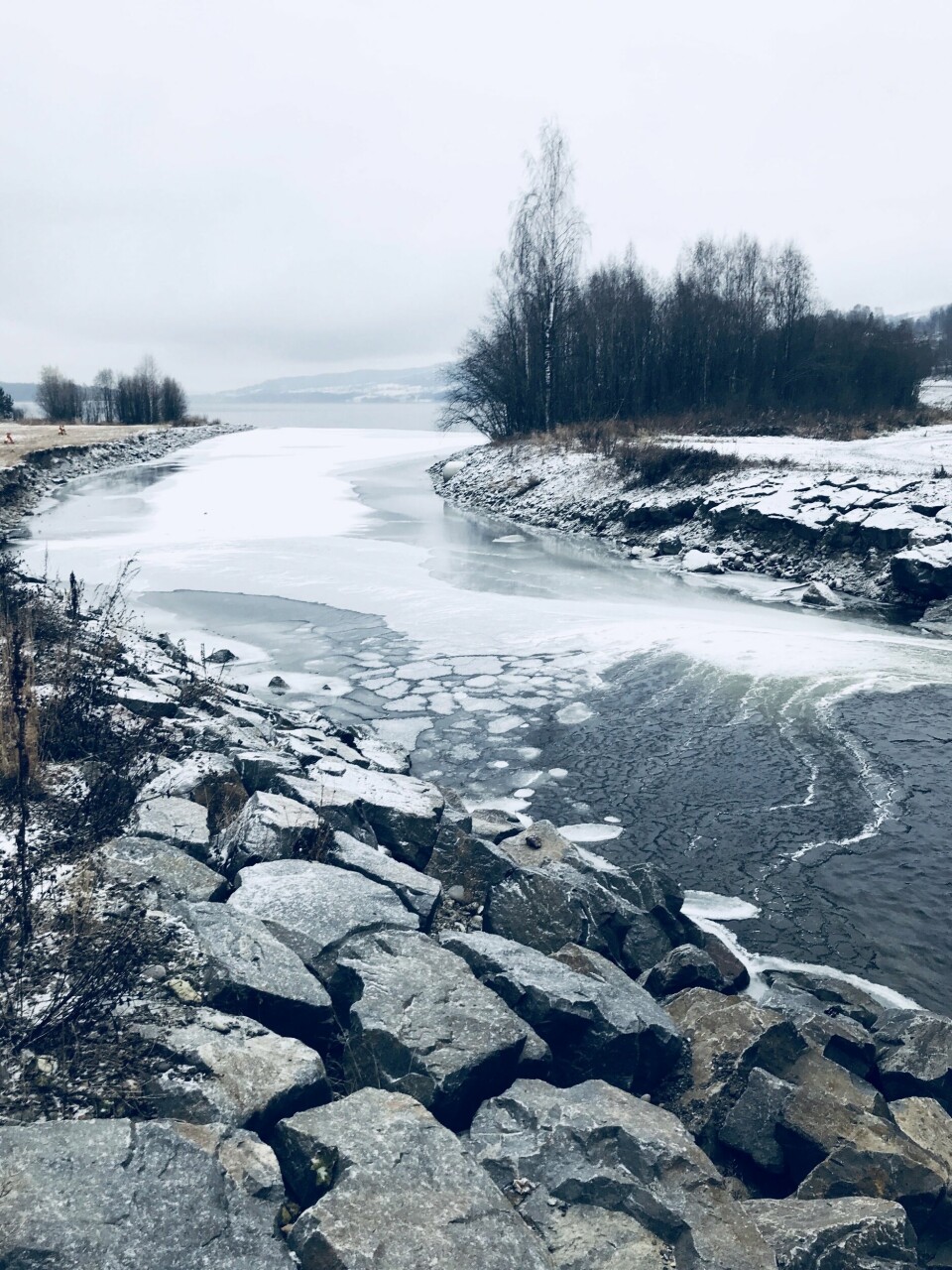 Isen kan se sterk ut om våren, men det gir ofte en falsk trygghet, advarer Norges Livredningsselskap.(André Clark-Utvik) Isen kan se sterk ut om våren, men det gir ofte en falsk trygghet, advarer Norges Livredningsselskap.