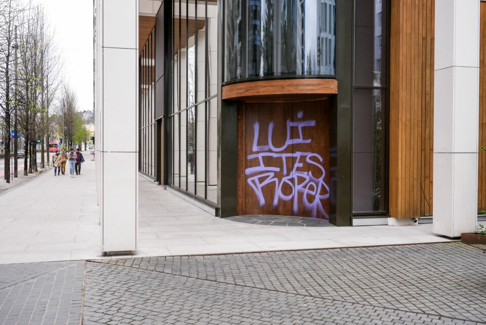 Restauranten Maaemo, som ligger i Bjørvika i Oslo, har blitt utsatt for hærverk og er tagget ned med graffiti. Restauranten Maaemo, som ligger i Bjørvika i Oslo, har blitt utsatt for hærverk og er tagget ned med graffiti. Foto: Terje Bendiksby / NTB
