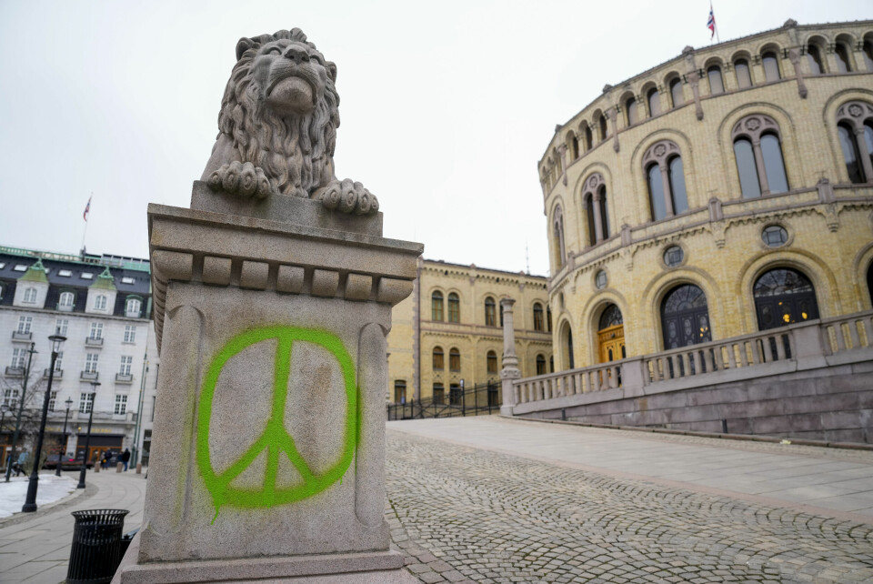 I løpet av helgen har noen tagget fredssymbol på Løvebakken utenfor Stortinget. I løpet av helgen har noen tagget fredssymbol på Løvebakken utenfor Stortinget. Foto: Javad Parsa / NTB