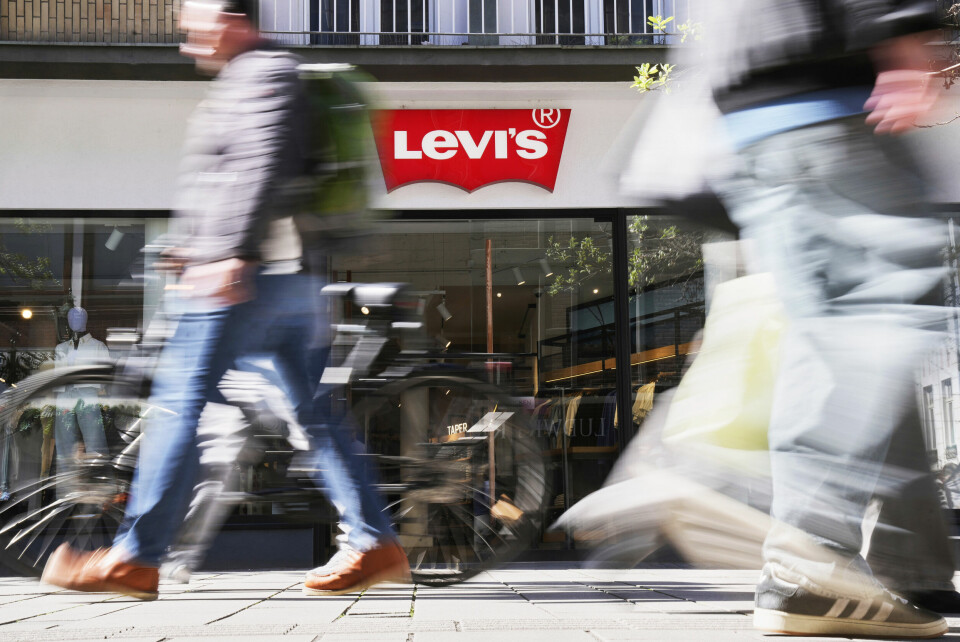 Hollywood-filmer, blå jeans, McDonald's og amerikanske tegneserier er mer enn underholdning og hverdagskultur – de er symbolske eksportvarer for en bestemt livsstil og et verdigrunnlag, skriver Samina Vabo Ansari. Bildet viser en handlegate i Düsseldorf, Tyskland. Forbruk, markedsføring, populærkultur, propaganda. Bilde fra en handlegate i Düsseldorf.