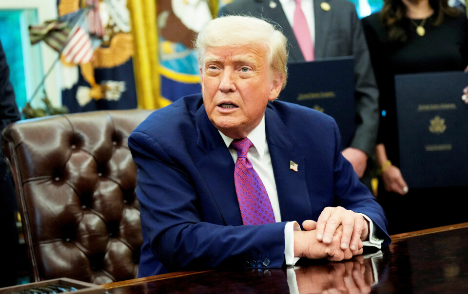 I kjølvannet av Donald Trumps politiske vanstyre overser mange det viktigste: Det amerikanske demokratiet bryter ikke sammen som resultat av en ytre trussel eller militær overtakelse. Det går i oppløsning innenfra, skriver Ellen Emilie Stensrud. Donald Trump i Det ovale kontor (9. mai 2025)