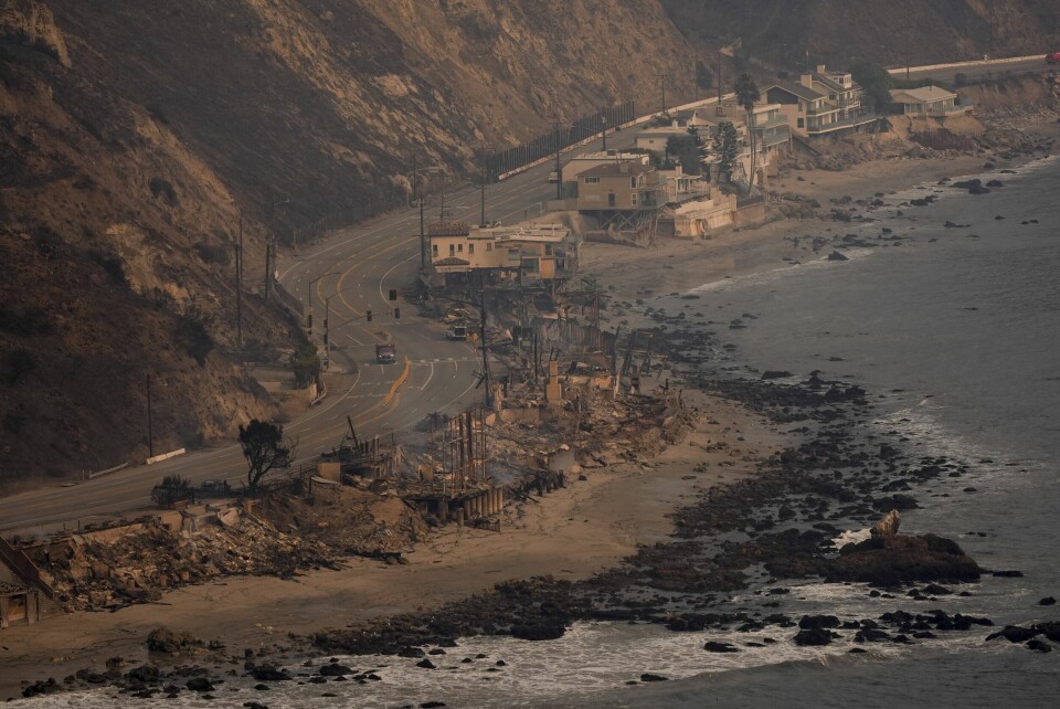 En rekke eiendommer langs kysten i Malibu er totalødelagt. En rekke eiendommer langs kysten i Malibu er totalødelagt. Foto: Mark J. Terrill / AP / NTB