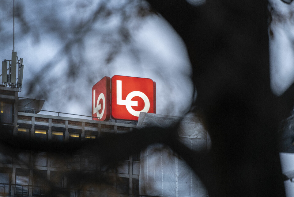 En LO-topp er ikke begeistret for forslaget om skattelette til tilfeldig utvalgte. LOs logo på Youngstorget. Foto: Gorm Kallestad / NTB