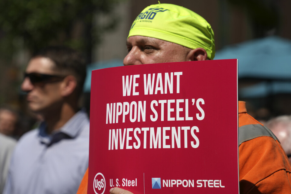 US Steel-ansatte demonstrerte i september i favør av å bli kjøpt opp av japanske Nippon Steel. Joe Bidens oppkjøpsnekt gjør at saken havner i retten. US Steel-ansatte demonstrerte i september i favør av å bli kjøpt opp av japanske Nippon Steel. Joe Bidens oppkjøpsnekt gjør at saken havner i retten. Foto: Gene Puskar / AP / NTB