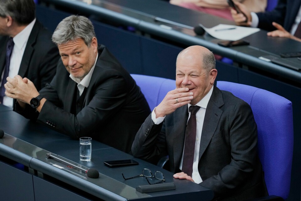 Tysklands næringsminister og visestatsminister Robert Habeck (t.v.), her sammen med statsminister Olaf Scholz i den tyske nasjonalforsamlingen under et møte 13. mars.(Ebrahim Noroozi/AP) Tysklands næringsminister og visestatsminister Robert Habeck (t.v.), her sammen med statsminister Olaf Scholz i den tyske nasjonalforsamlingen under et møte 13. mars. Foto: Ebrahim Noroozi / AP / NTB