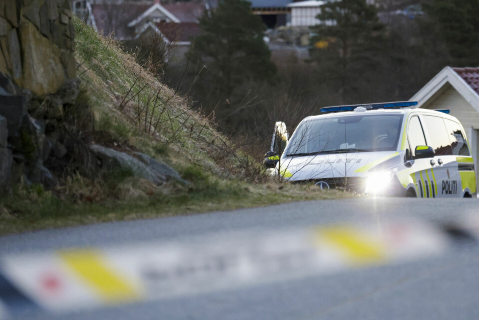 En mor og hennes datter ble funnet drept i sitt hjem mandag. Rundt klokken 4.30 mandag morgen rykket politiet ut til en bolig på Vigeland etter melding om bråk på stedet. Politiet tok seg inn i boligen og fant to døde personer. Foto: Tor Erik Schrøder / NTB