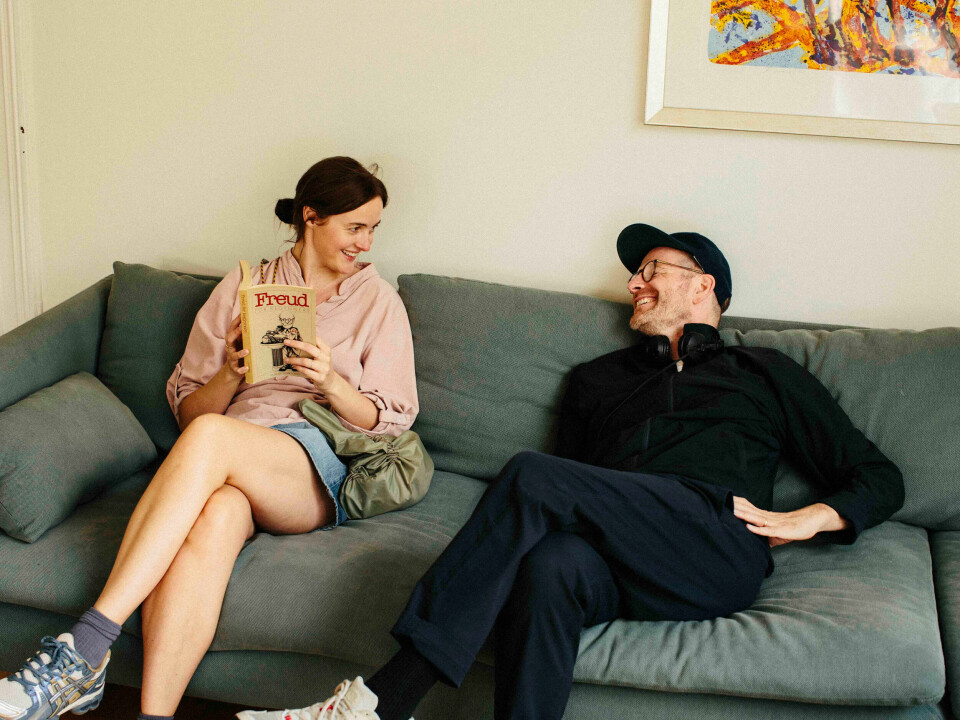 Skuespiller Renate Reinsve og regissør Joachim Trier på filmsettet – et stort, gammelt hus som blir som en slags karakter i hans nye, Cannes-klare film «Affeksjonsverdi». Skuespiller Renate Reinsve og regissør Joachim Trier på filmsettet – et stort, gammelt hus som blir som en slags karakter i hans nye, Cannes-klare film «Affeksjonsverdi». Foto: Christan Belgaux / Handout / NTB