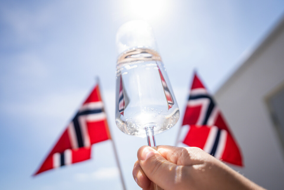 Den ruspolitiske organisasjonen IOGT oppfordrer byrådet til å heller utsette skjenkestarten på 17. mai, framfor å starte tidligere. Illustrasjonsbilde av 17. mai. Champagne, prosecco, fyll, alkohol, 17.mai, nasjonaldag, nasjonaldagen, flagg