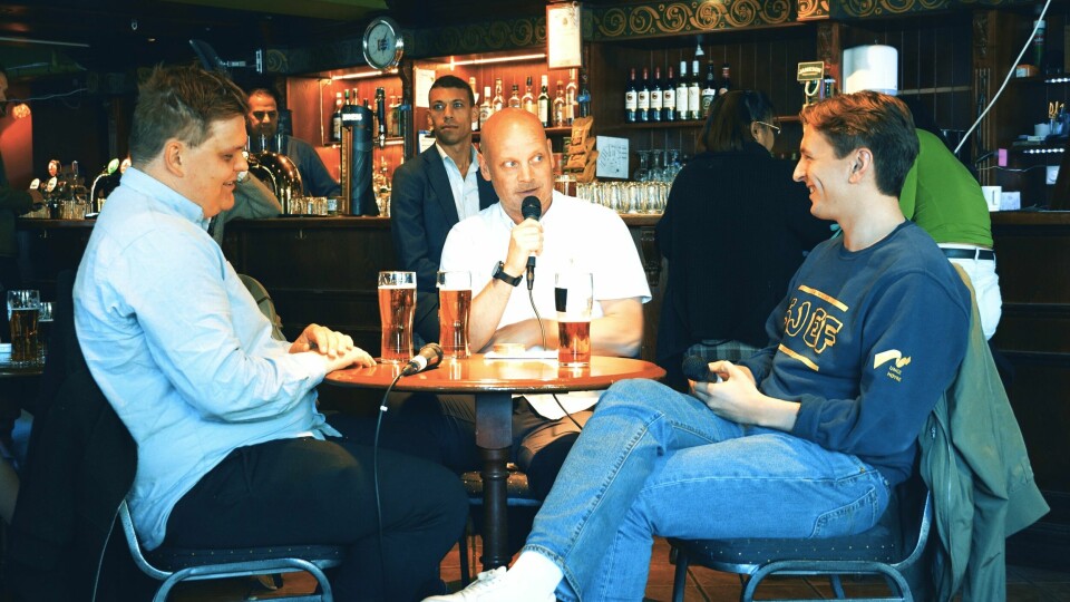 Gaute Skjervø (t.v.) og Ola Svenneby (t.h) møttes til duell på Politisk pub på Shamrock i Oslo onsdag kveld. I midten: Dagsavisens debattleder Jo Moen Bredeveien.(Aleksander Alstrup) Gaute Skjervø (t.v.) og Ola Svenneby (t.h) møttes til duell på Politisk pub på Shamrock i Oslo onsdag kveld. I midten: Dagsavisens debattleder Jo Moen Bredeveien.