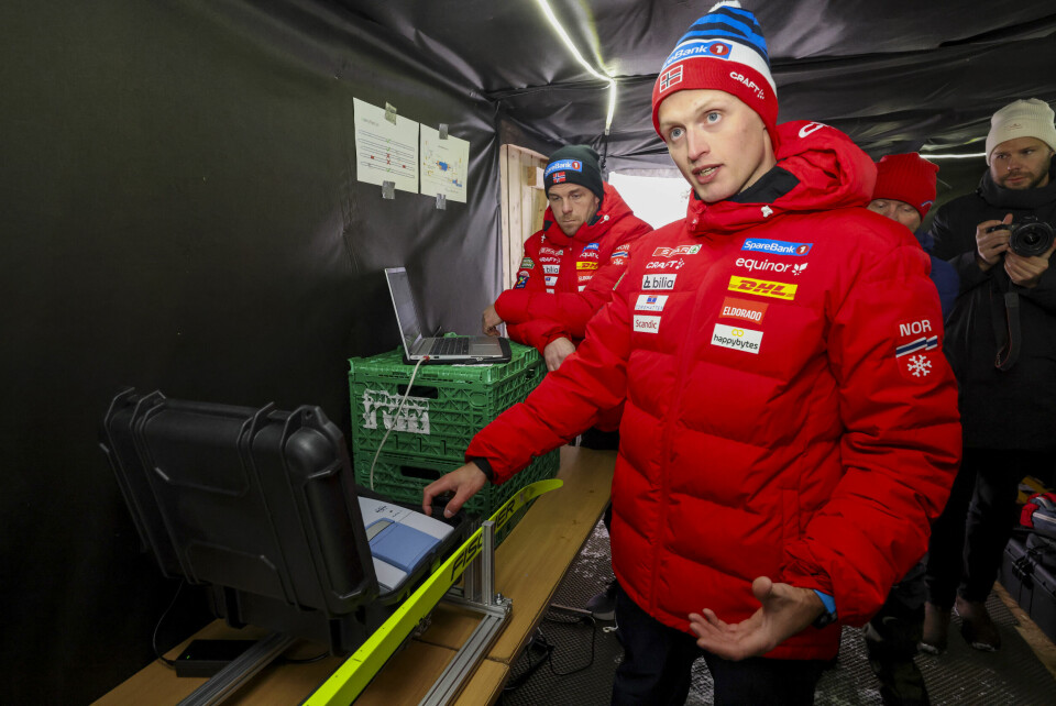 Gjennomgang av fluortestprosedyre med skiforbundets fluorfrikoordinator Stein Olav Snesrud (til venstre) og Erik Husby. Gjennomgang av fluortestprosedyre med skiforbundets fluorfrikoordinator Stein Olav Snesrud (til venstre) og Erik Husby arrangementsansvarlig langrenn, i forbindelse med den nasjonale sesongåpningen på Beitostølen i 2023. Foto: Geir Olsen / NTB.