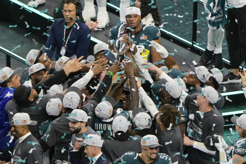 Philadelphia Eagles med Lombardi-trofeet etter søndagens superbowlseier. Philadelphia Eagles med Lombardi-trofeet etter søndagens superbowlseier. Foto: Charlie Riedel, AP / NTB