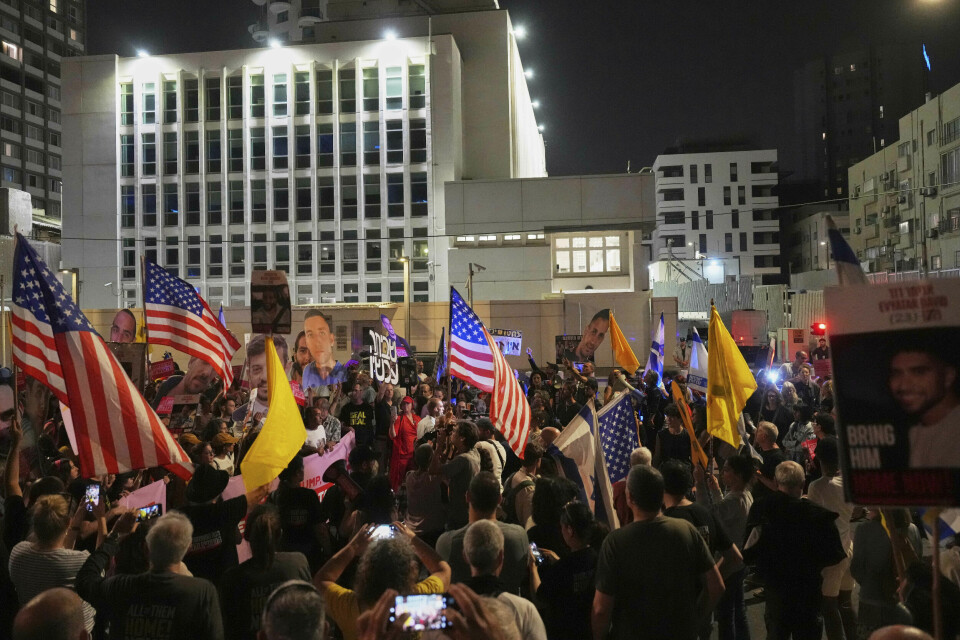 En demonstrasjon utenfor Tel Aviv-kontorene til USAs ambassade i Israel med krav om at de gjenværende gislene på Gazastripen må løslates. En demonstrasjon utenfor Tel Aviv-kontorene til USAs ambassade i Israel med krav om at de gjenværende gislene på Gazastripen må løslates. Foto: Ariel Schalit / AP / NTB
