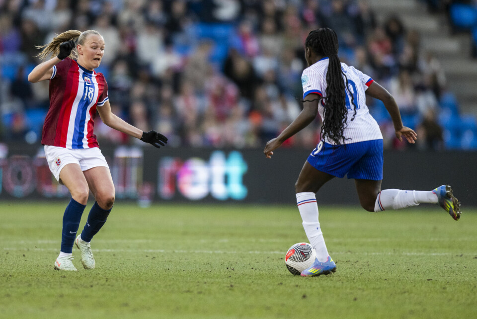 Frida Maanum presser Frankrikes midtstopper Griedge Mbock Bathy i nasjonsligakampen på Ullevaal tirsdag. Frida Maanum presser Frankrikes midtstopper Griedge Mbock Bathy i nasjonsligakampen på Ullevaal tirsdag. Foto: Annika Byrde / NTB