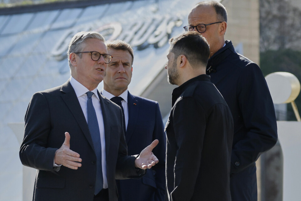 Storbritannias statsminister Keir Starmer (t.v.) i samtale med Ukrainas president Volodymyr Zelenskyj i Kyiv lørdag. I Bakgrunnen Frankrikes president Emmanuel Macron og Tysklands forbundskansler Friedrich Merz Storbritannias statsminister Keir Starmer (t.v.) i samtale med Ukrainas president Volodymyr Zelenskyj i Kyiv lørdag. I Bakgrunnen Frankrikes president Emmanuel Macron og Tysklands forbundskansler Friedrich Merz. Foto: AP / NTB
