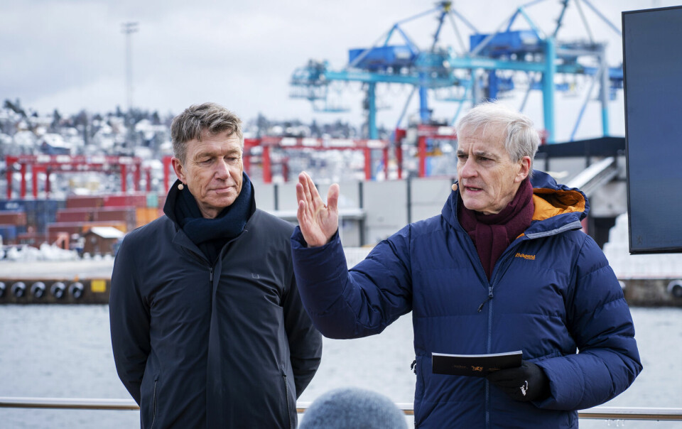 Arbeiderpartiet bør kvitte seg med formuleringer som «petroleumsvirksomheten skal utvikles, ikke avvikles», skriver Rolf Lasse Lund. Bildet viser energiminister Terje Aasland (t.v.) og statsminister Jonas Gahr Støre på en pressekonferanse om havvind utenfor Sjursøya i Oslo. Statsminister Jonas Gahr Støre (Ap) og olje- og energiminister Terje Aasland (Ap)