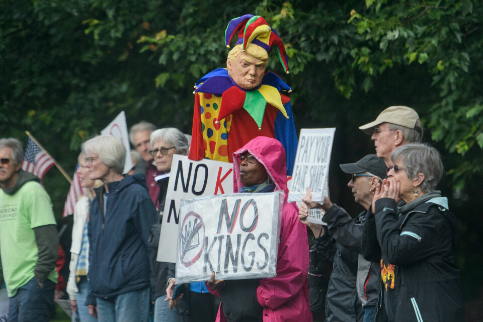 Demonstranter utenfor president Donald Trumps kryptogalla i Washington torsdag. Flere er svært kritiske til den private middagen med dem som har investert mest i Trumps kryptovaluta. Demonstranter utenfor president Donald Trumps kryptogalla i Washington torsdag. Flere er svært kritiske til den private middagen med dem som har investert mest i Trumps kryptovaluta. Foto: Rod Lamkey, Jr. / AP / NTB