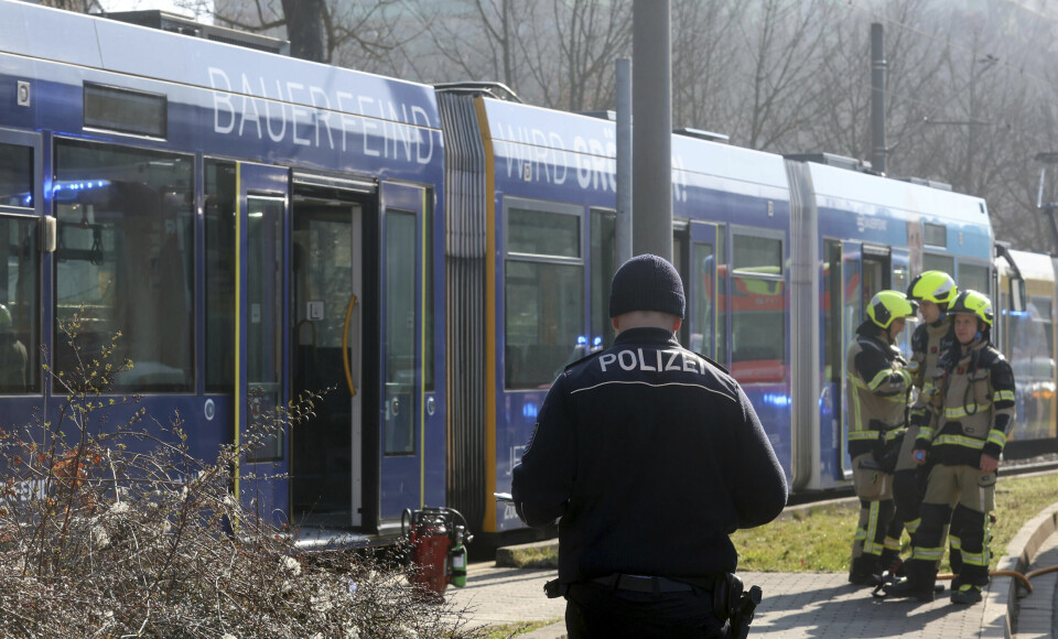 Politiet i Tyskland leter etter en mann som helte brennbar væske på kona si, tente på og stakk av. Politiet i Tyskland leter etter en mann som helte brennbar væske på kona si, tente på og stakk av. Foto: Bodo Schackow / DPA / AP / NTB