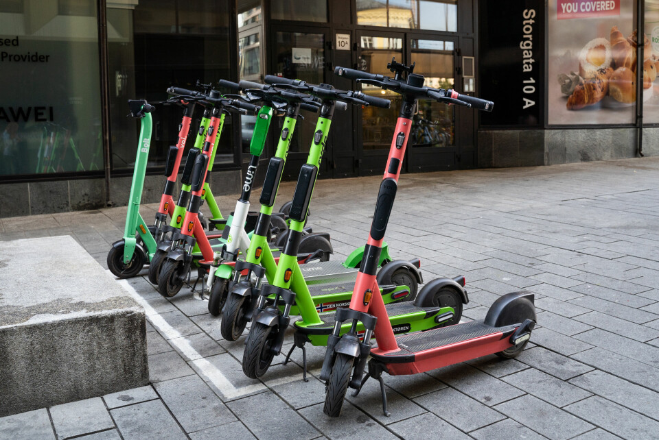 Antall elsparkesykler dobles i Oslo, fra 8000 til 16.000. Elsparkesykler fra Bolt, Voi, Ryde og Lime parkert i Storgata i Oslo. Foto: Ali Zare / NTB
