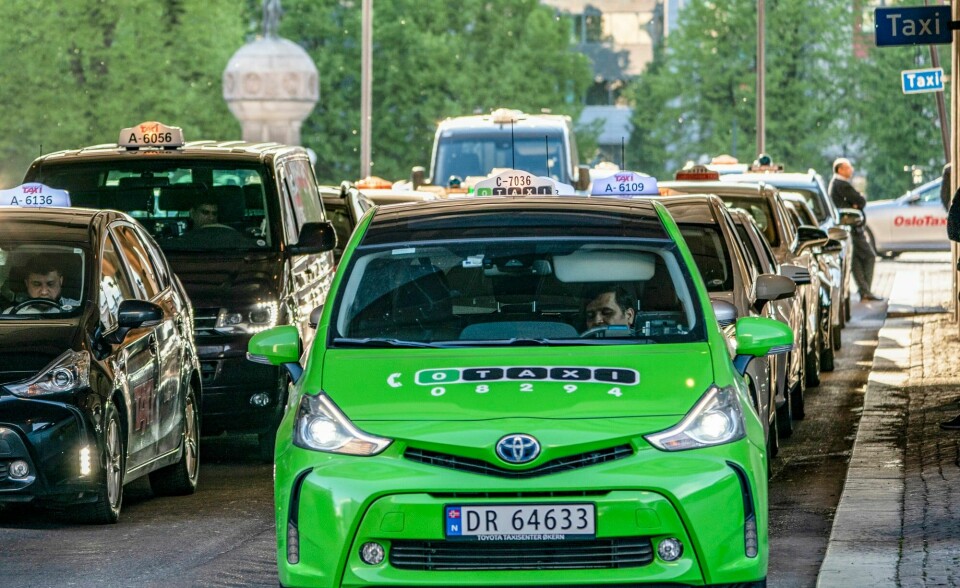 Liberaliseringen av taxinæringen har ført til en situasjon der mange sjåfører jobber lange dager uten garantert minsteinntekt, skriver Ida Helene Finnanger.(Heiko Junge/NTB) Taxi, drosjekø ved Oslo S, arbeidsliv