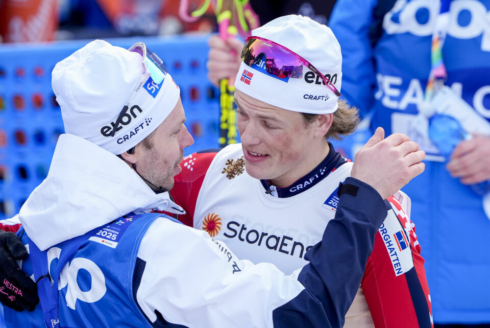 Johannes Høsflot Klæbo gratuleres av landslagstrener Eirik Myhr Nossum etter VM-gullet på femmila i Trondheim Johannes Høsflot Klæbo gratuleres av landslagstrener Eirik Myhr Nossum etter VM-gullet på femmila i Trondheim. Foto: Lise Åserud / NTB