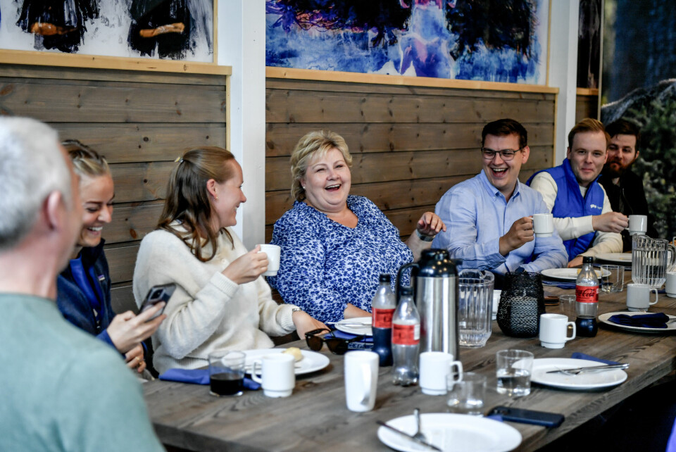 Det mangler sjelden kaffe når toppolitikere reiser landet rundt, som når Høyre-leder Erna Solberg besøker Polar Park. Men mange arbeidstakere i stat og kommune må betale kaffen selv, skriver Trine Østereng. Det mangler sjelden kaffe når toppolitikere reiser landet rundt, som når Høyre-leder Erna Solberg besøker Polar Park. Men mange arbeidstakere i stat og kommune må betale kaffen selv, skriver Trine Østereng.