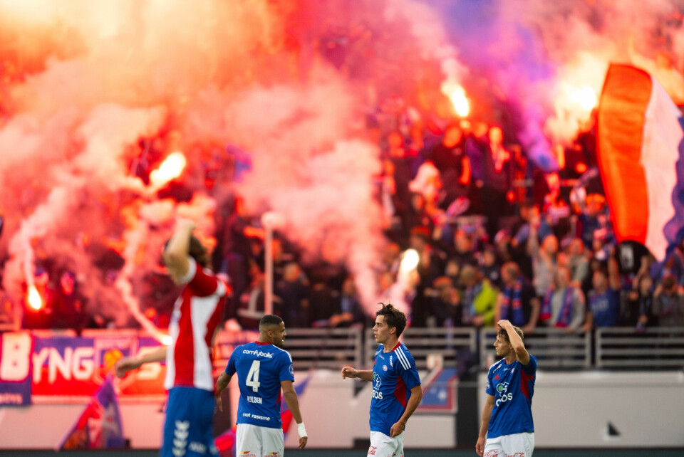 Pyrobruk dominerte på Vålerengas supportertribune da blåtrøyene slo Lyn i 1. divisjon i august. Klubben har imidlertid ikke innhentet tillatelse fra brannvesenet i Oslo kommune. Pyrobruk dominerte på Vålerengas supportertribune da blåtrøyene slo Lyn i 1. divisjon i august. Klubben har imidlertid ikke innhentet tillatelse fra brannvesenet i Oslo kommune. Foto: Annika Byrde / NTB