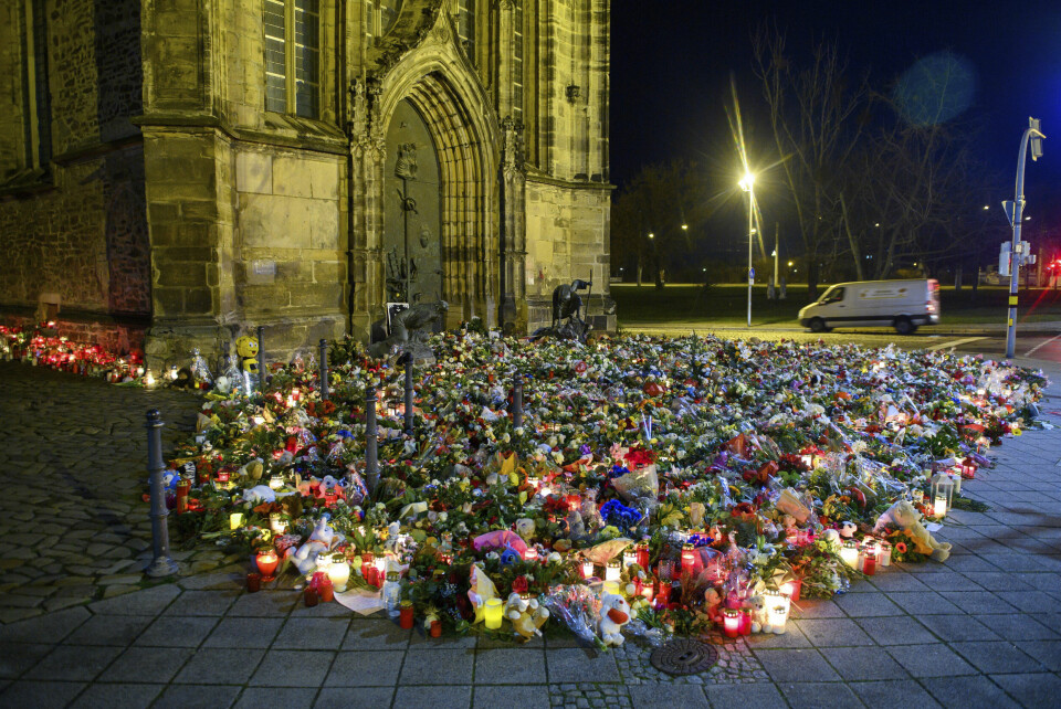 Blomster, stearinlys, kranser og kosedyr er lagt ned foran St.-Johannis-Kirche i Magdeburg til minne om de fem drepte i angrepet mot julemarked i byen. I tillegg til de drepte ble over 200 skadet. Blomster, stearinlys, kranser og kosedyr er lagt ned foran St.-Johannis-Kirche i Magdeburg til minne om de fem drepte i angrepet mot julemarked i byen. I tillegg til de drepte ble over 200 skadet. Foto: Klaus-Dietmar Gabbert / dpa via AP /NTB