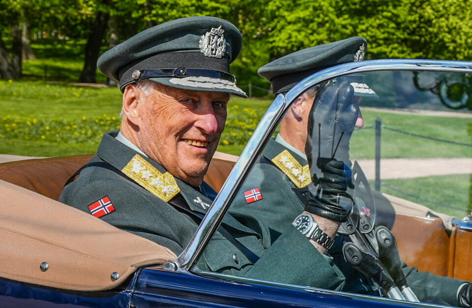 Kong Harald og kronprins Haakon vinker fra sin Buick med registreringsnummer A1, på vei ut fra Slottet i Oslo i anledning at det var 80 år siden frigjøringen torsdag. Kong Harald og kronprins Haakon vinker fra sin Buick med registreringsnummer A1, på vei ut fra Slottet i Oslo i anledning at det var 80 år siden frigjøringen torsdag.Foto: Lise Åserud / NTB