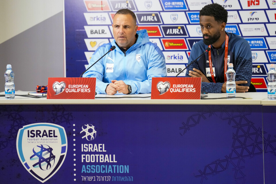 Kaptein Eli Dasa og Israels landslagssjef Ran Ben Shimon under en pressekonferanse med Israels herrelandslag i fotball på Nagyerdei Stadion før VM-kvalifiseringskampen mot Norge. Kaptein Eli Dasa og Israels landslagssjef Ran Ben Shimon under en pressekonferanse med Israels herrelandslag i fotball på Nagyerdei Stadion før VM-kvalifiseringskampen mot Norge. Foto: Fredrik Varfjell / NTB