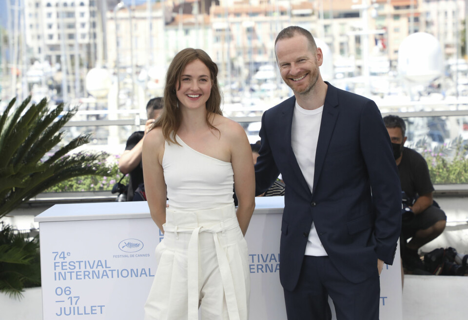Renate Reinsve og Joachim Trier har ny Cannes-tur i vente. Her er de i 2021 med «Verdens verste menneske». Renate Reinsve, sammen med regissør Joachim Trier tidligere under filmfestivalen i Cannes. Lørdag fikk hun prisen for beste kvinnelige skuespiller da prisene under hovedkonkurransen under filmfestivalen ble delt ut. Foto: Vianney Le Caer/Invision/AP/ NTB