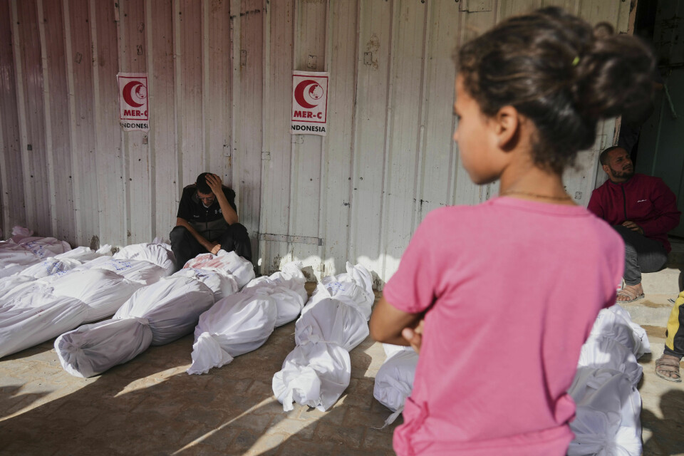 Palestinere i Jabalia nord på Gazastripen sørger over ofrene etter israelske angrep tidligere i uka. Palestinere sørger over drepte familiemedlemmer i Jabalia nord på Gazastripen onsdag. 22 barn var blant ofrene, ifølge palestinske sykehuskilder. Foto: Jehad Alshrafi / AP / NTB