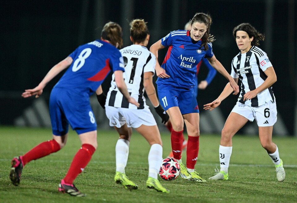 Vålerengas Emma Stølen Godø imponerte såpass i kampen mot Juventus på Stadio Comunale Vittorio Pozzo at italienerne valgte å hente henne Vålerengas Emma Stølen Godø prøver å passere noen Juventus-spillere på Stadio Comunale Vittorio Pozzo onsdag kveld.