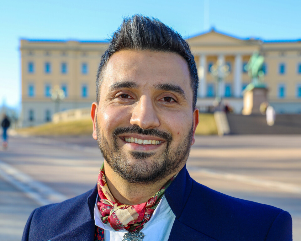 I løpet av det siste døgnet er jeg blitt kalt en skam. Et svin. Et bevis på at «islamsk fanatisme har tatt over Norge». Det gjør vondt, men det gjør meg ikke stille, skriver Siavash Mobasheri, bystyrerepresentant i Oslo for Rødt. Siavash Mobasheri er bystyrerepresentant for Rødt og leder av 17. mai-komiteen i Oslo i 2025.