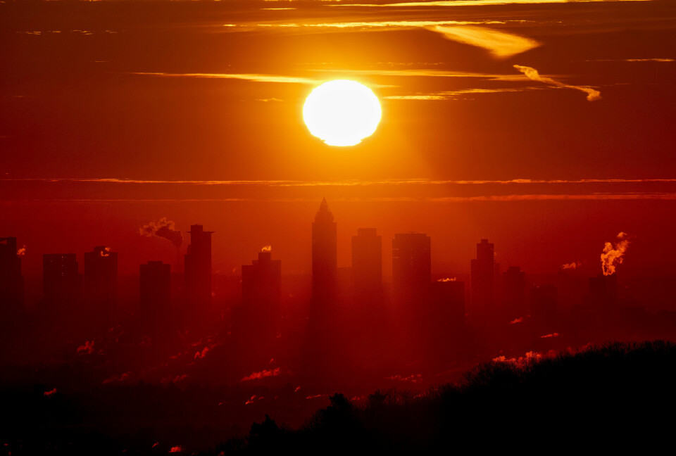 Soloppgang over Frankfurt i midten av januar. Snittemperaturen i Europa var den nest høyeste som noen gang er registrert i årets første måned. Soloppgang over Frankfurt i midten av januar. Snittemperaturen i Europa var den nest høyeste som noen gang er registrert i årets første måned. Foto: Michael Probst / AP / NTB