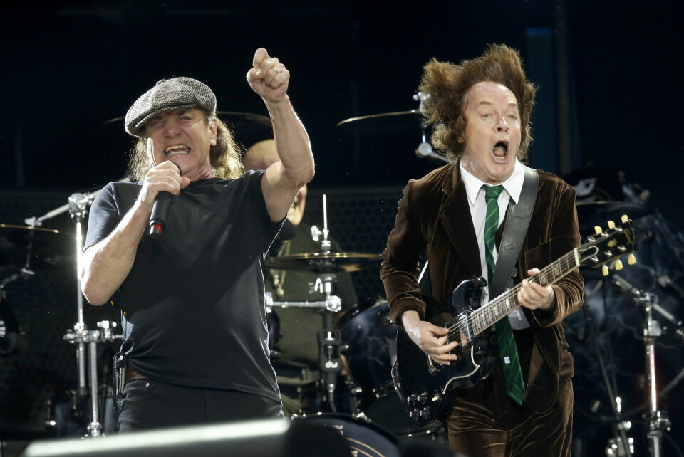 Vokalist Brian Johnson og gitarist Angus Young under AC/DC er på vei tilbake til Norge. Her fra konserten på Valle Hovin i Oslo i 2015. Vokalist Brian Johnson har fått orden på hørselsproblemene og er om bord når AC/DC legger ut på turné i mai til Europa, sammen med blant andre gitarist Angus Young. Her er de på Valle Hovin i 2015. Foto: Cornelius Poppe / NTB