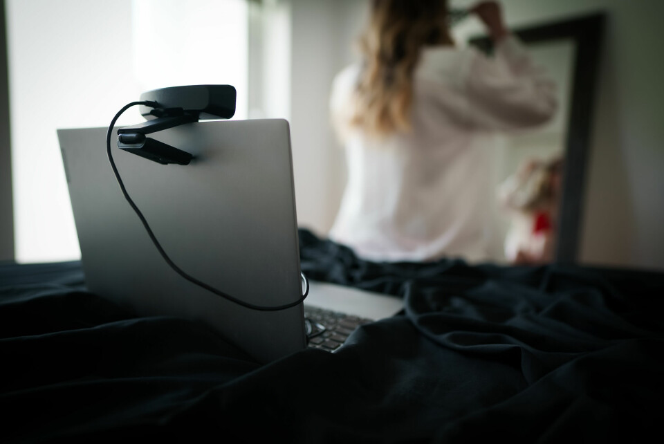 I motsetning til hva filmene viser, skjer ikke salget i mørke bakgater. Salget skjer rett under nesa på oss, nemlig på nettet, skriver Dunya Hosseini. Webcam model is getting ready for work.
