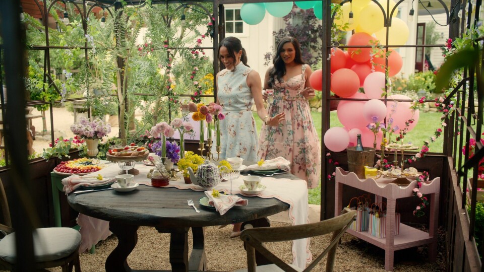 Fra Netflix-serien «With Love, Meghan», her Meghan, hertuginnen av Sussex, og Mindy Kaling.(Netflix, Netflix) «With Love, Meghan»